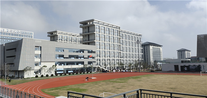 扬州技师学院运动场塑胶铺设、硅PU篮球场施工